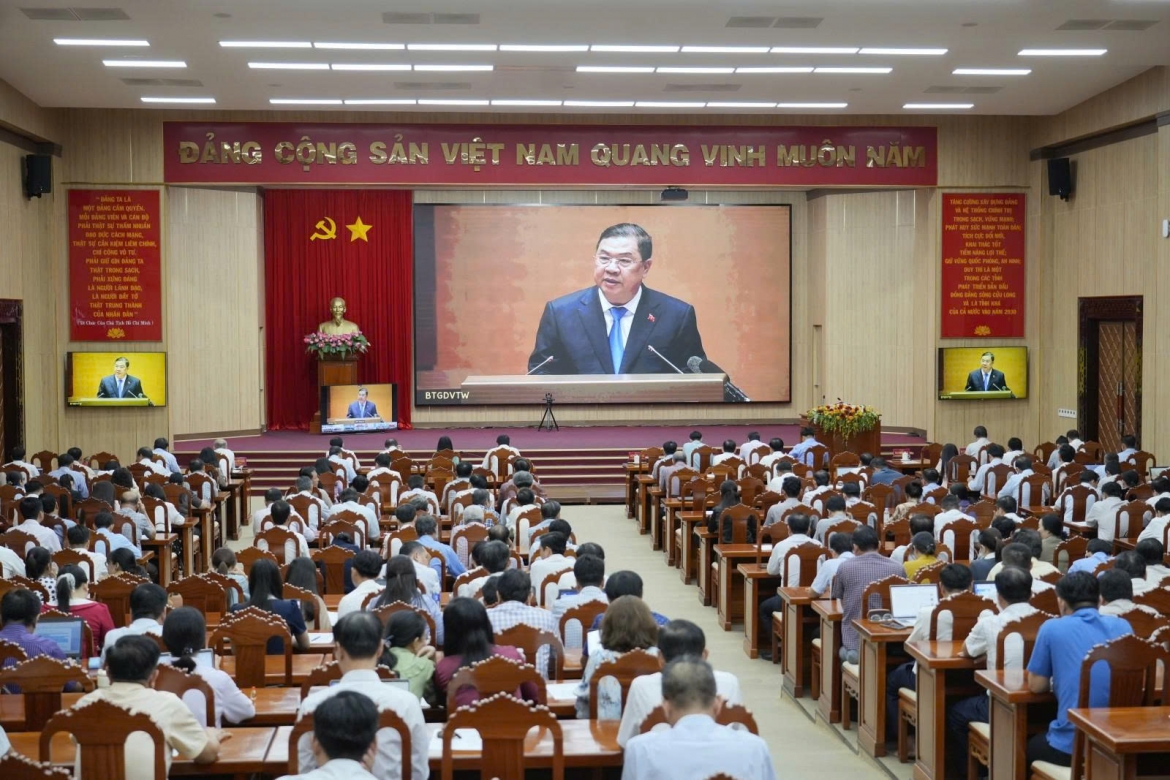 Ủy viên Bộ Chính trị, Phó Thủ tướng Thường trực Chính phủ Phạm Gia Túc truyền đạt nội dung cơ bản Nghị quyết số 10-NQ/TW ngày 8/6/2026 của Bộ Chính trị về phát triển kinh tế có vốn đầu tư nước ngoài