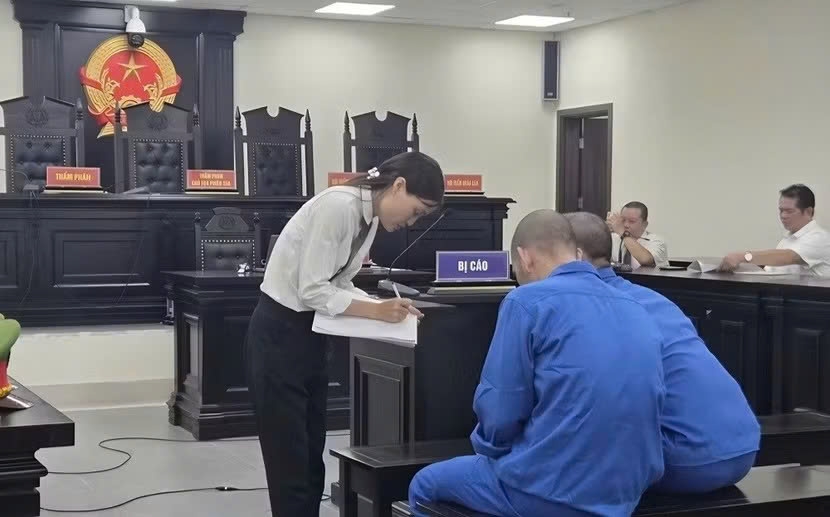Hai trong số 17 bị cáo của vụ án tại phiên tòa.