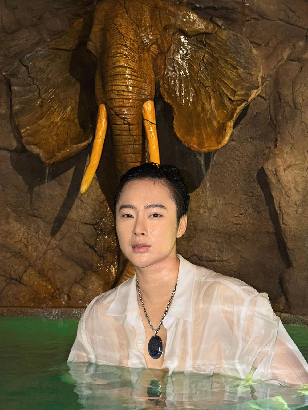 Angela Phương Trinh diện sơ mi xuyên thấu khi đi bơi.