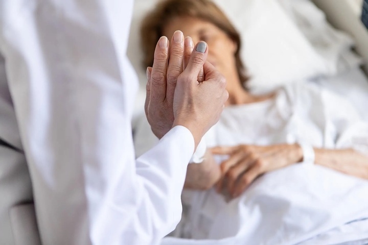 Những người sắp qua đời thường có biểu hiện tỉnh táo, khỏe mạnh. (Ảnh minh họa)