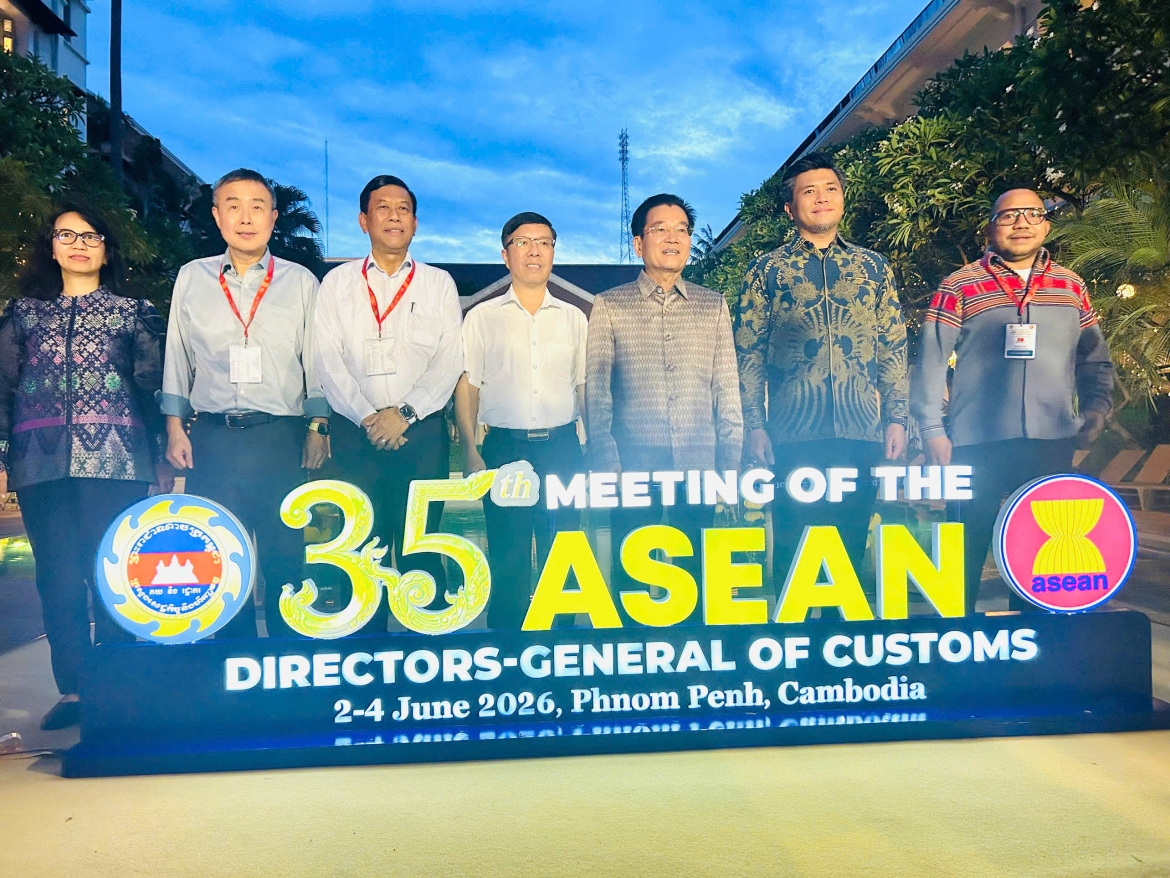 Đại diện Hải quan Việt Nam, Phó Cục trưởng Cục Hải quan Lưu Mạnh Tưởng (thứ 4 từ phải qua) tham dự Hội nghị Tổng cục trưởng Hải quan ASEAN.