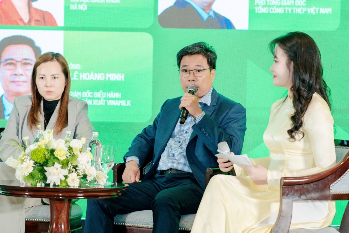Ông Lê Hoàng Minh - Giám đốc điều hành Sản xuất kiêm Trưởng dự án Net Zero của Vinamilk - chia sẻ tại Diễn đàn quốc gia về Môi trường và Khí hậu 2026 (Ảnh: VN)
