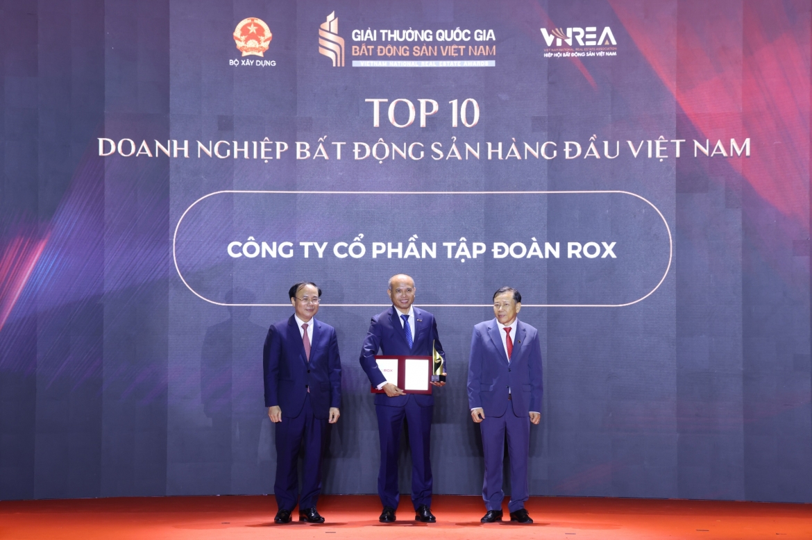 Ông Nguyễn Phi Hùng, Tổng Giám đốc ROX Group nhận giải thưởng “Doanh nghiệp bất động sản hàng đầu Việt Nam” ngày 2/6 tại Hà Nội