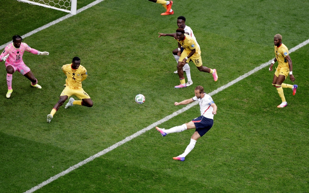 Harry Kane sút bồi ra ngoài sau tình huống O'Reilly đánh đầu dội xà ngang. (Ảnh: Reuters)