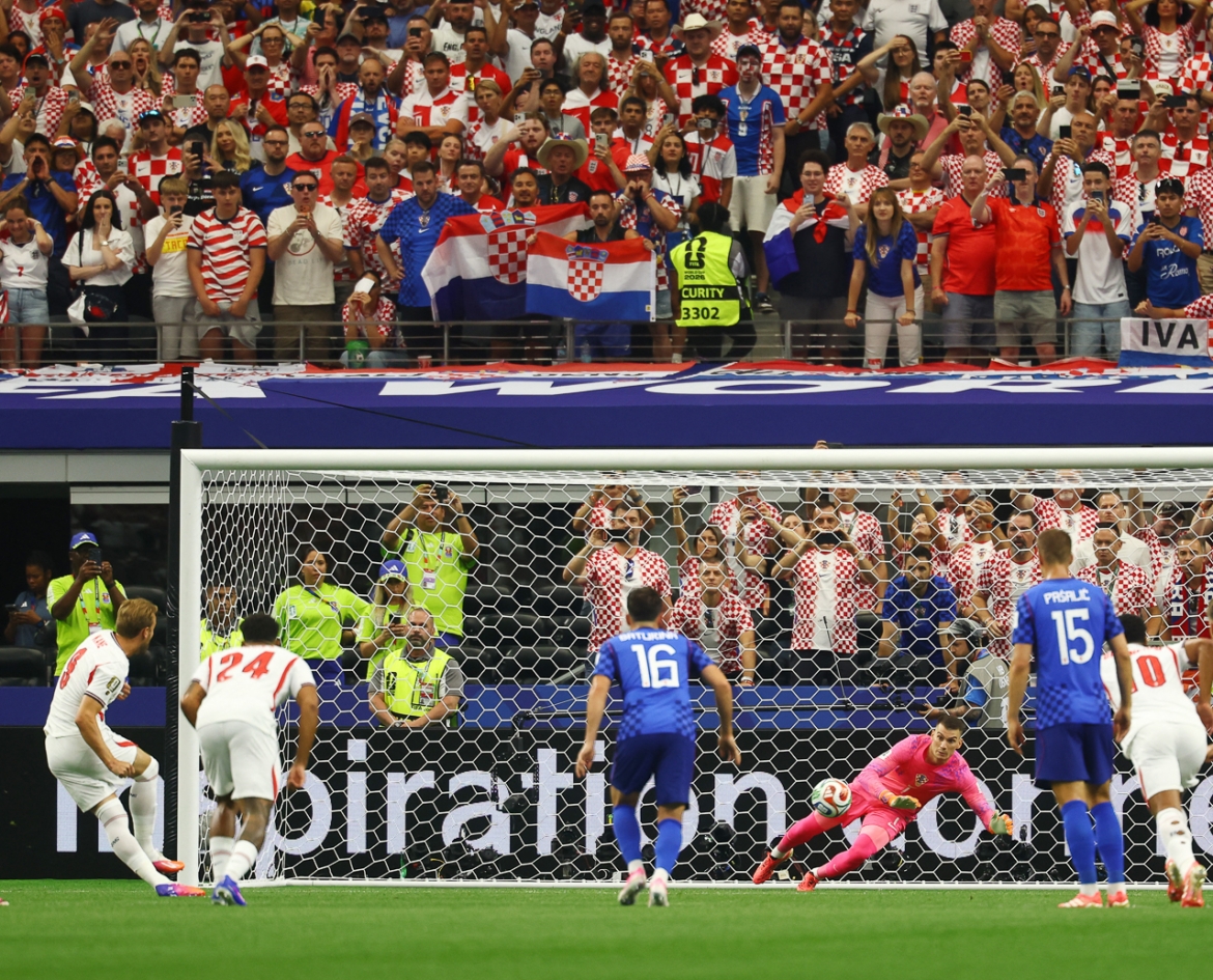 Thủ thành Livakovic đẩy được cú sút đầu tiên của Harry Kane (Ảnh: Reuters)