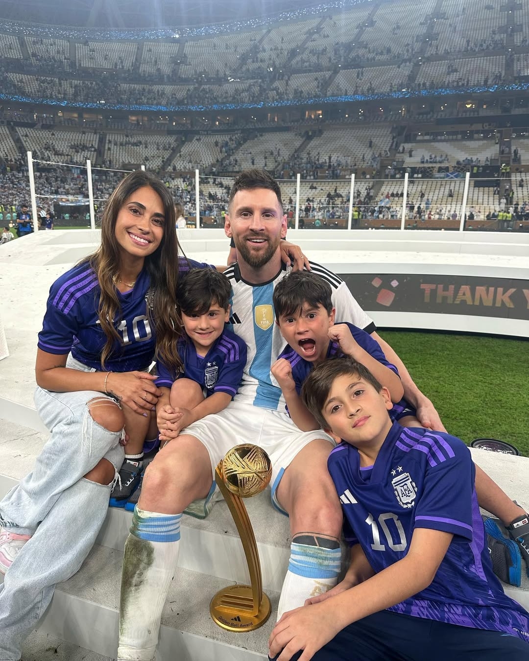 Khoảnh khắc Antonela cùng các con chia vui với Messi sau chức vô địch World Cup 2022 đã lan truyền trên khắp các nền tảng truyền thông toàn cầu.