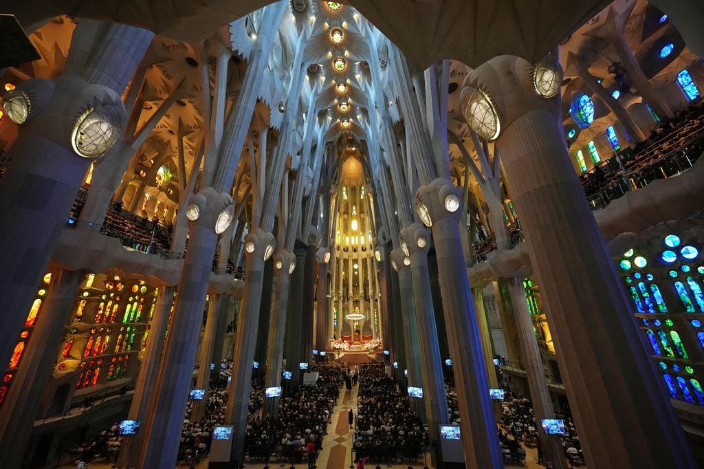 Sagrada Família được xem là một trong những công trình kiến trúc ngoạn mục nhất thế giới. Bên trong nhà thờ, những cột trụ khổng lồ lấy cảm hứng từ thân cây vươn cao lên các mái vòm, tạo cho du khách cảm giác như đang đứng giữa một khu rừng.