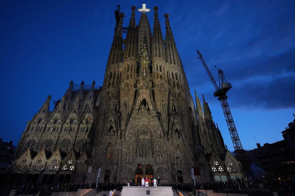 Giáo hoàng cũng đã làm phép cho Tháp Chúa Jesus, ngọn tháp cao nhất trong quần thể công trình, đưa Sagrada Família trở thành nhà thờ cao nhất thế giới.