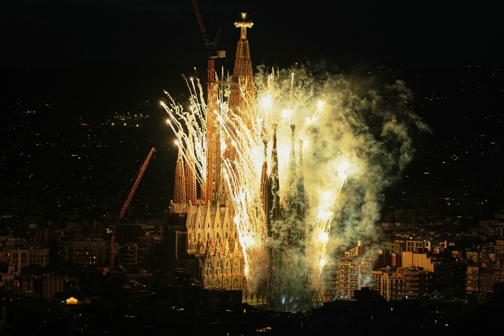 Hàng nghìn người đã đổ về các tuyến phố xung quanh kiệt tác của kiến trúc sư Antoni Gaudí để tham dự buổi lễ đầy cảm xúc với âm nhạc, màn trình diễn drone, hiệu ứng ánh sáng và pháo hoa rực rỡ, thắp sáng công trình biểu tượng nổi tiếng nhất của thành phố.