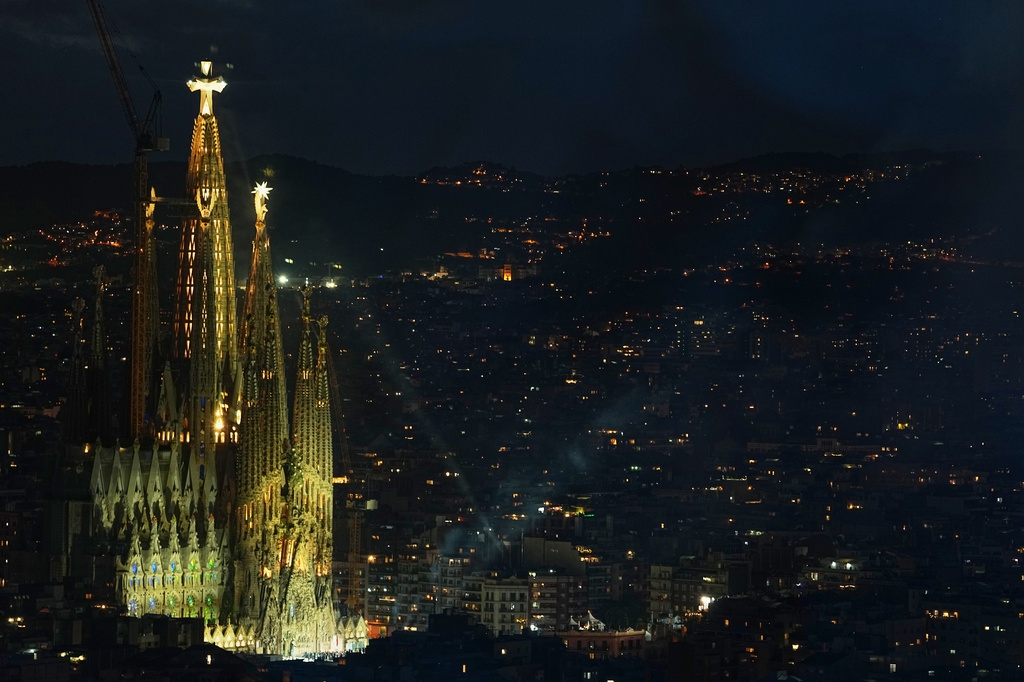 Lễ khánh thành tòa tháp lớn cuối cùng của nhà thờ Sagrada Família đã biến thành phố Barcelona thành tâm điểm của sự kiện lịch sử ngày 10/6.