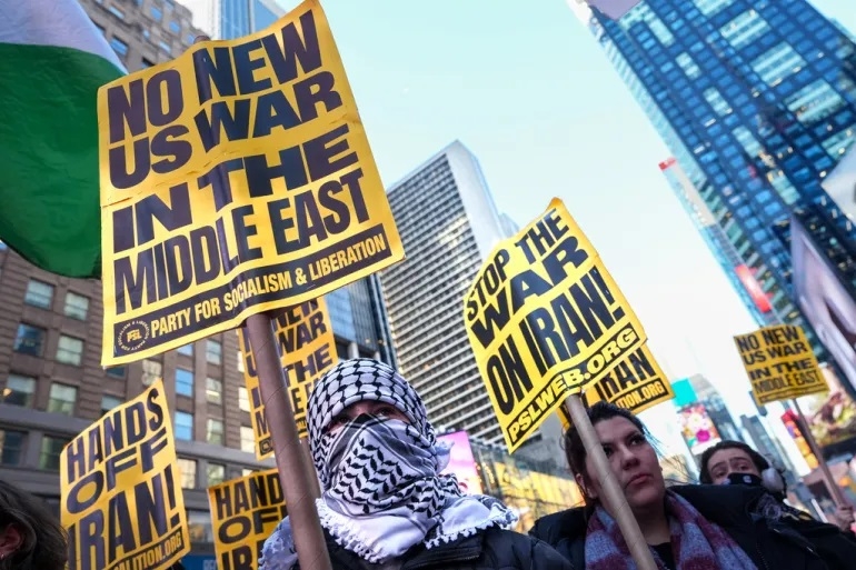 Người biểu tình tại New York hôm 8/4 để phản đối cuộc chiến giữa Mỹ và Israel với Iran (Ảnh: AP)