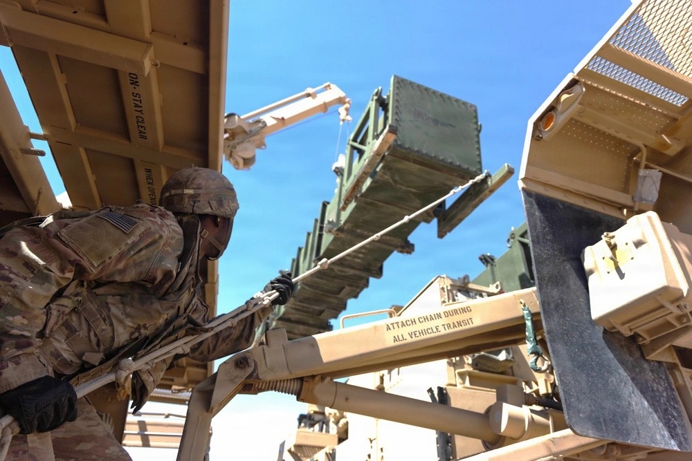 Một binh sĩ Mỹ nạp lại tên lửa MIM-104 Patriot trong một nhiệm vụ của Bộ Tư lệnh Trung tâm tiến hành tại Trung Đông (Ảnh: Lục quân Mỹ)