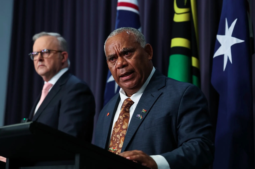 (Từ trái qua) Thủ tướng Australia Anthony Albanese và Thủ tướng Vanuatu Jotham Napat. Nguồn: Alex Ellinghausen