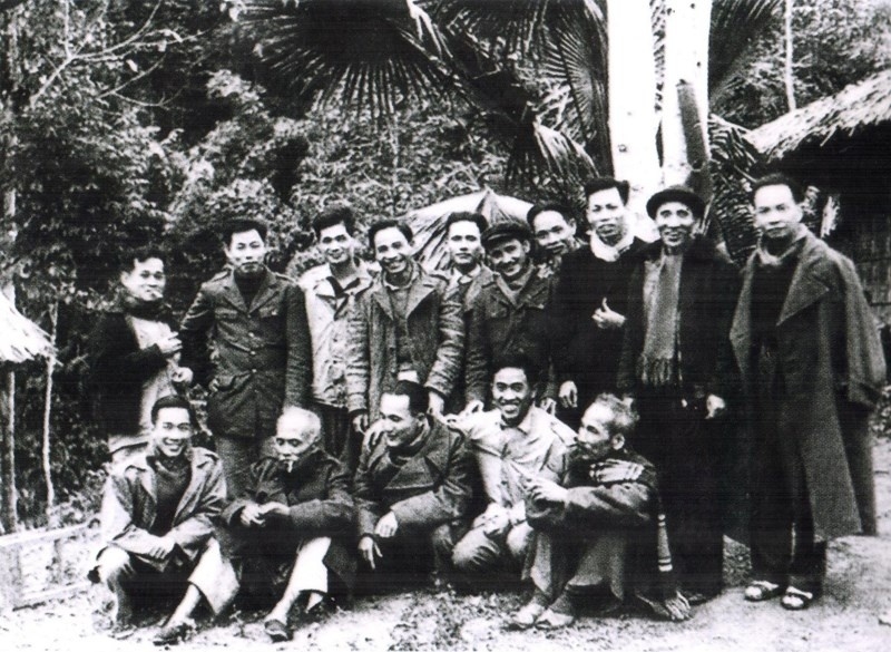 Bác Hồ (ngồi đầu tiên, từ phải sang) chụp ảnh cùng một số Ủy viên Trung ương Đảng khóa II (năm 1951) tại Chiêm Hóa, Tuyên Quang. Đồng chí Hồ Tùng Mậu đứng thứ tư, từ phải sang. (Ảnh: tư liệu)