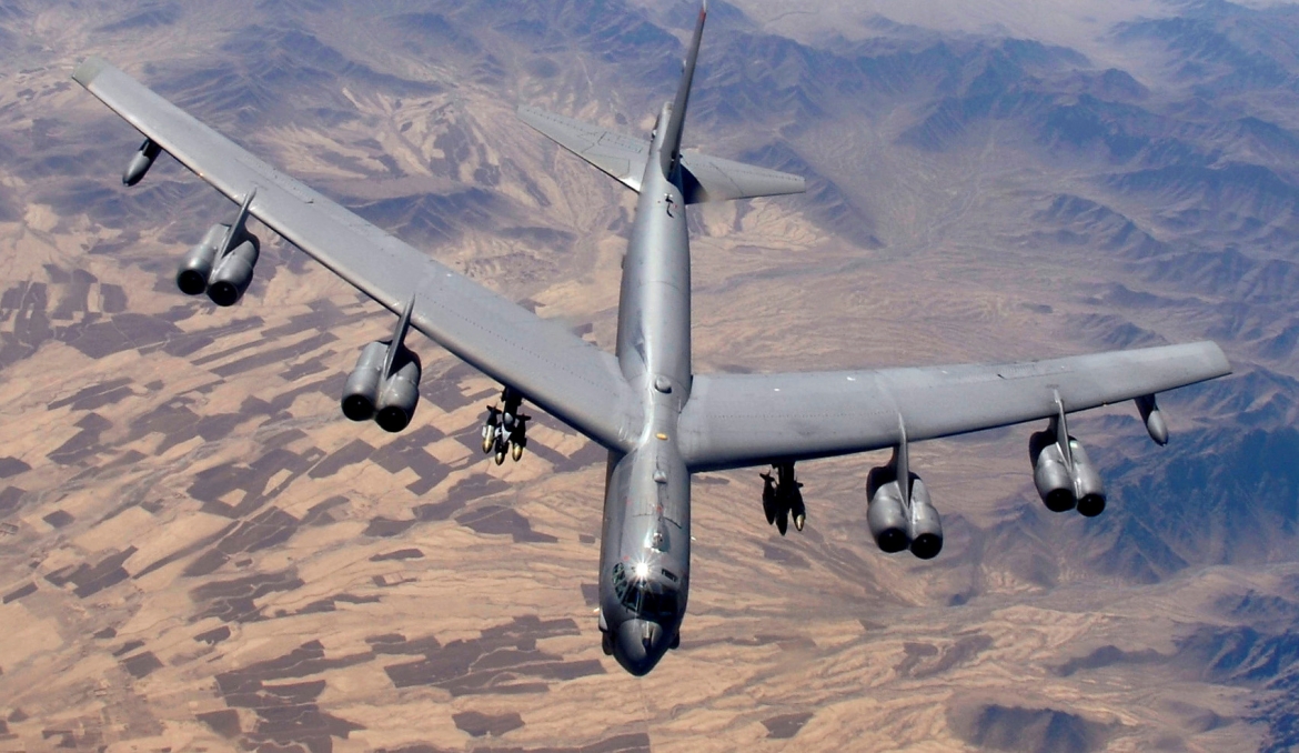 Oanh tạc cơ B-52 là một trong những máy bay ném bom chủ lực của Mỹ trong nhiều năm và dự kiến sẽ tiếp tục phục vụ trong biên chế nước này tới năm 2050. Đây là một trong những loại máy bay lâu đời nhất trong biên chế của Không quân Mỹ. Ảnh: Reuters.