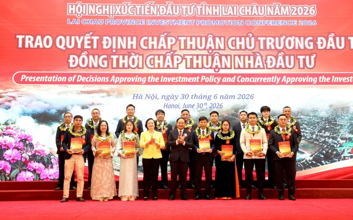 Phó Thủ tướng Chính phủ Phạm Thị Thanh Trà và ông Lê Minh Ngân, Bí thư Tỉnh ủy, Chủ tịch HĐND tỉnh Lai Châu trao Quyết định chấp thuận chủ trương đầu tư” cho các doanh nghiệp, nhà đầu tư.