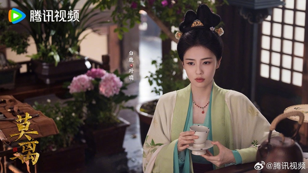 Ngay trước khi Mạc Ly chính thức ra mắt, Bạch Lộc phải đối mặt với nhiều tranh luận về hình ảnh cá nhân.
