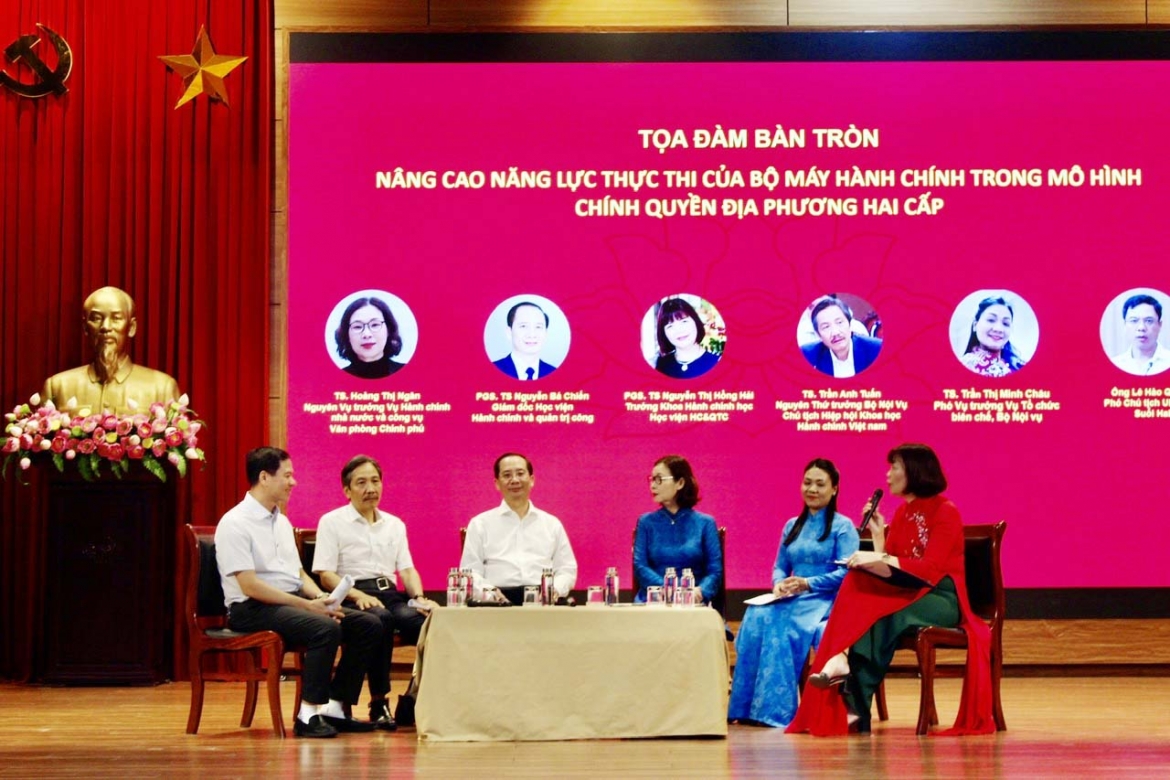 Phiên thảo luận bàn tròn.