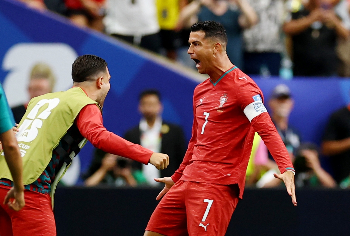 Ronaldo tỏa sáng trong ngày Bồ Đào Nha thắng Uzbekistan 5-0. (Ảnh: Reuters)