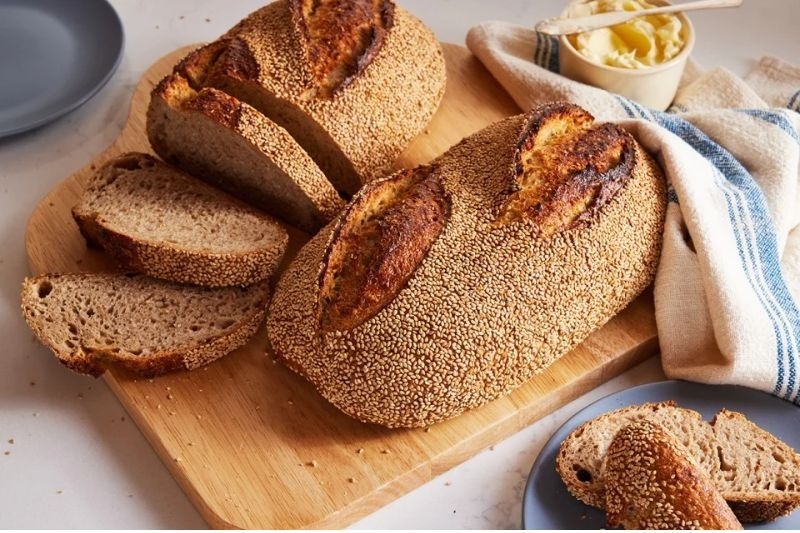 Bánh mì nguyên cám chứa ít calo và có lượng carbohydrate phức hợp, giúp cung cấp năng lượng bền bỉ cho cơ thể mà không gây tích tụ mỡ thừa như tinh bột chuyển hóa nhanh.