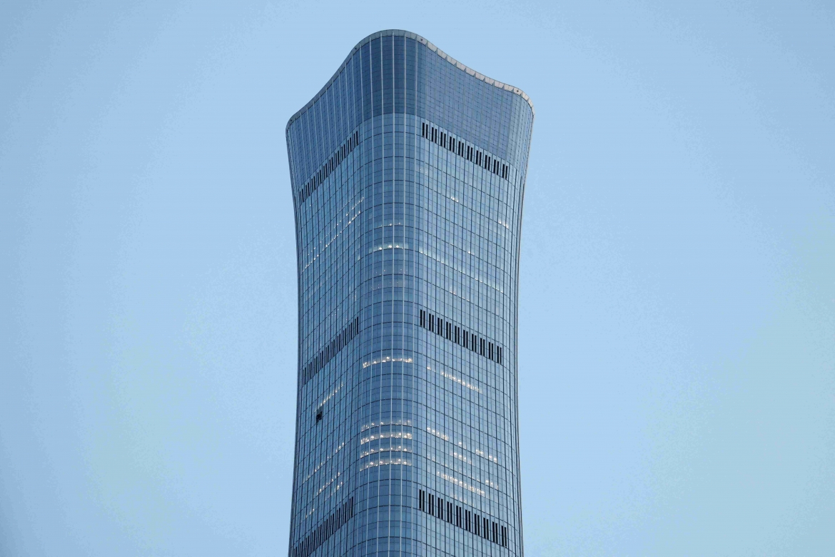 Những hư hại có thể nhìn thấy bên ngoài tòa tháp CITIC, hay còn gọi là China Zun ở Bắc Kinh sau vụ va chạm (Ảnh: Reuters)