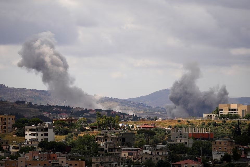 Những cột khói lớn bốc lên tại Lebanon sau các cuộc tấn công của Israel (Ảnh: Reuters)