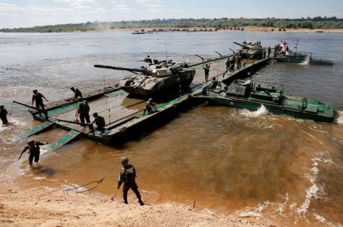 Binh sĩ Nga diễn tập dựng cầu phao vượt sông. (Ảnh: Reuters).