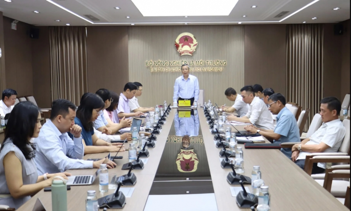 Thứ trưởng Bộ Nông nghiệp và Môi trường Hoàng Trung chủ trì cuộc họp