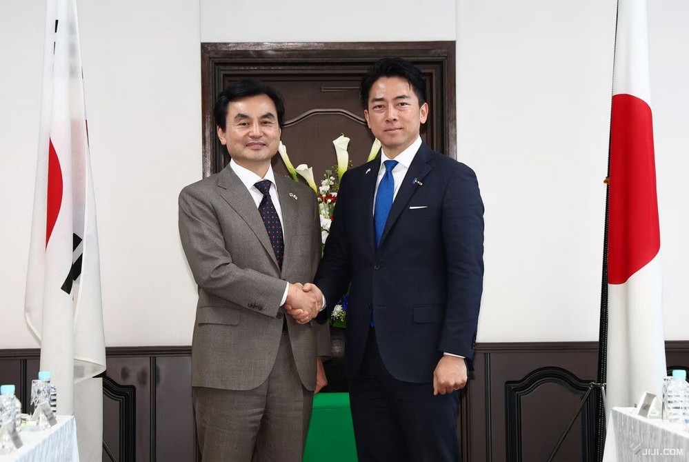 Bộ trưởng Quốc phòng Hàn Quốc Ahn Gyu-back (trái) và Bộ trưởng Quốc phòng Nhật Bản Koizumi Shinjiro. (Ảnh: Jiji Press)