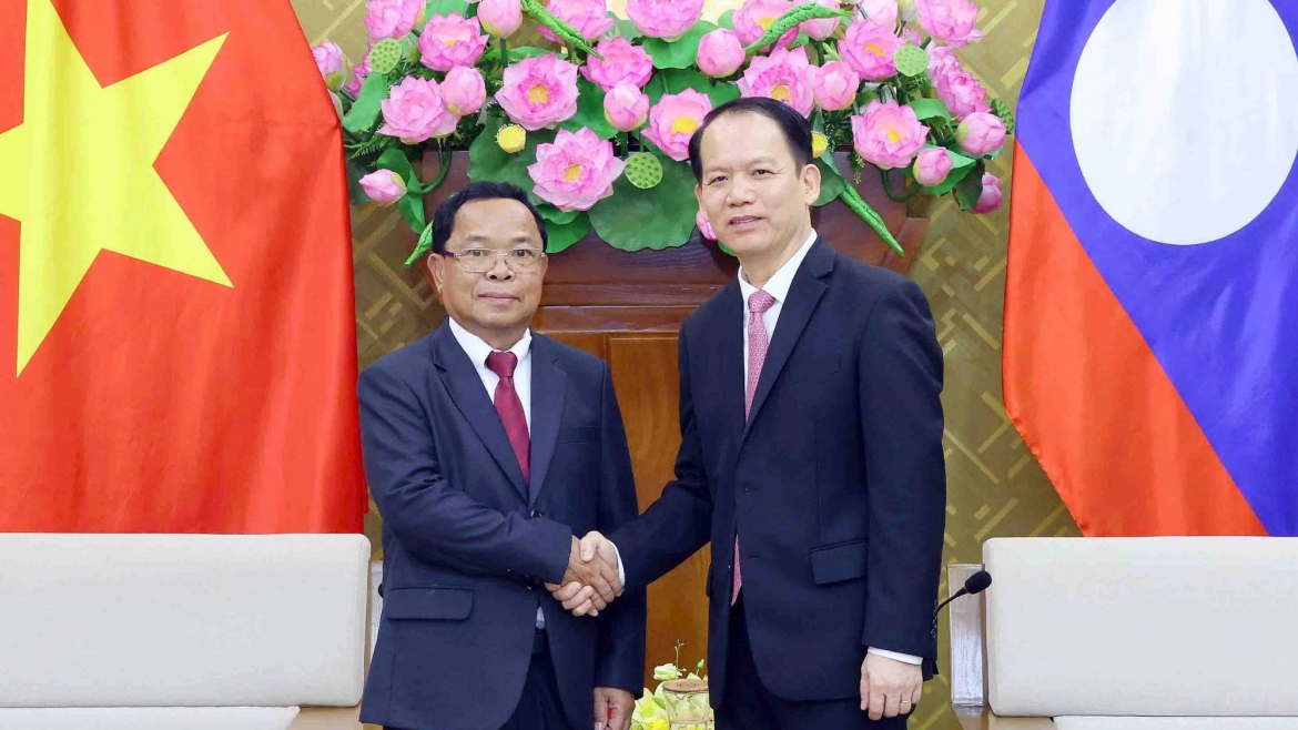 Bộ trưởng Bộ Tư pháp Hoàng Thanh Tùng tiếp Bộ trưởng Bộ Tư pháp Lào Khamphan Phommathat. Ảnh: Phạm Kiên