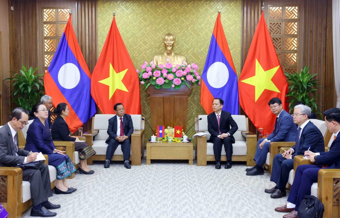 Bộ trưởng Bộ Tư pháp Hoàng Thanh Tùng chia sẻ với Bộ trưởng Bộ Tư pháp Lào về những chủ trương, định hướng lớn của Việt Nam trong công tác xây dựng và hoàn thiện pháp luật. Ảnh: Phạm Kiên