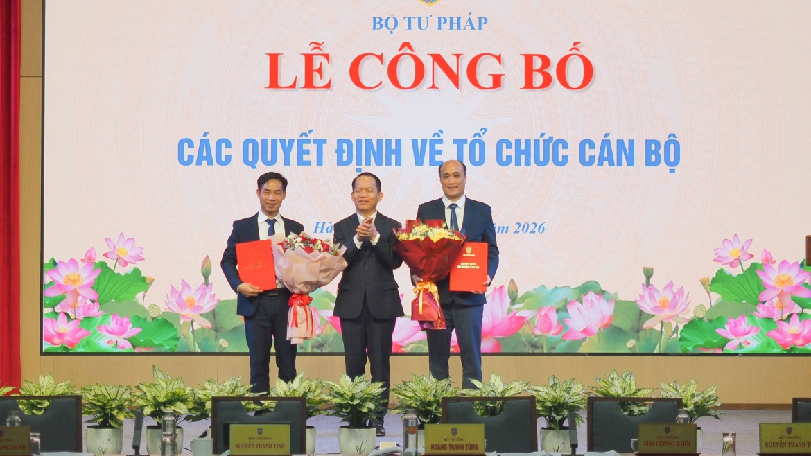 Bộ trưởng Bộ Tư pháp Hoàng Thanh Tùng trao quyết định bổ nhiệm cho ông Tô Văn Hòa (ảnh phải) và ông Nguyễn Tiến Hưởng (ảnh trái). Ảnh: Bộ Tư pháp