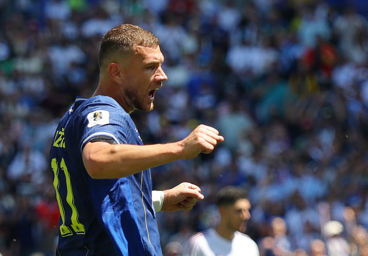 Dzeko góp công lớn vào bàn thắng thứ hai của ĐT Bosnia (Ảnh: Reuters)