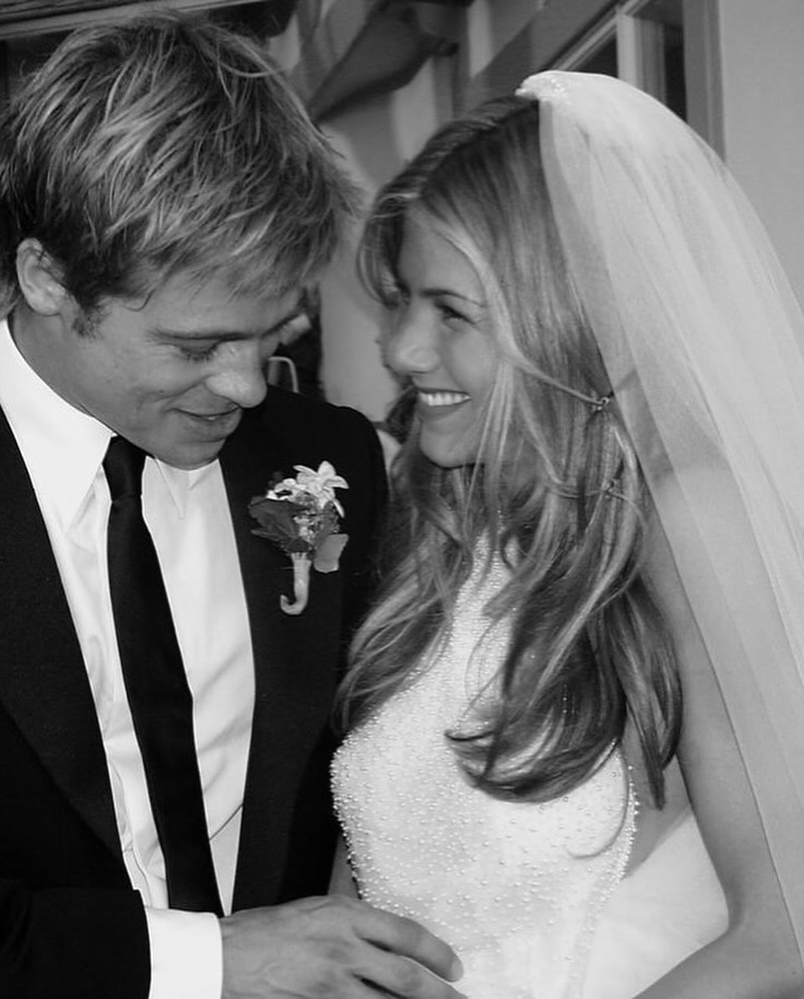 Khoảnh khắc hạnh phúc trong lễ cưới năm 2000 của Brad Pitt và Jennifer Aniston từng khiến công chúng ngưỡng mộ.