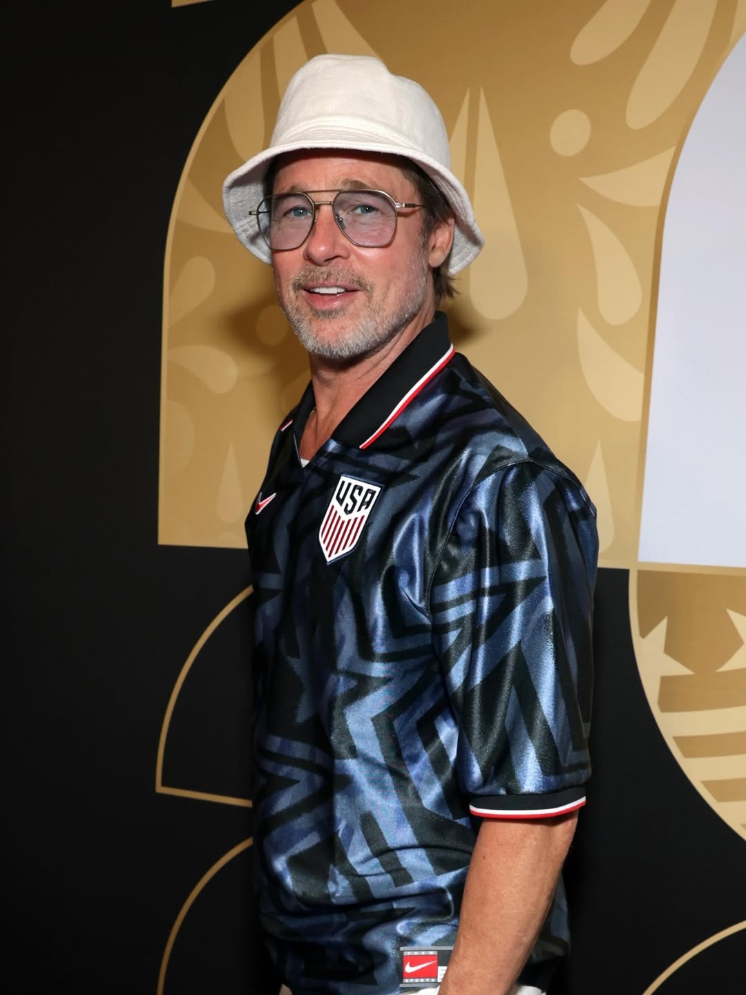 Không còn là thảm đỏ, Brad Pitt chọn khán đài World Cup 2026 để tận hưởng bầu không khí bóng đá