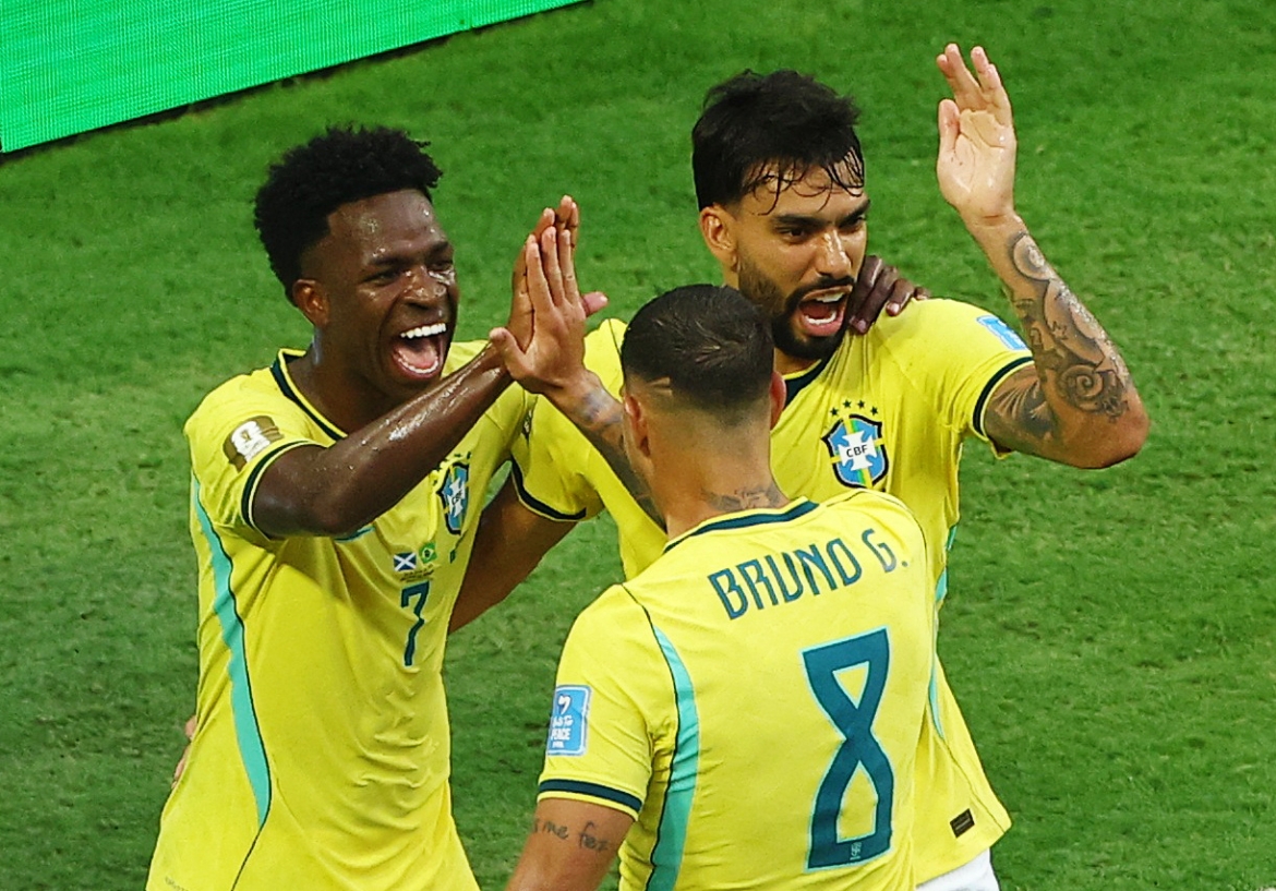Vinicius nhân đôi cách biệt cho Brazil ở phút 45+3. (Ảnh: Reuters)