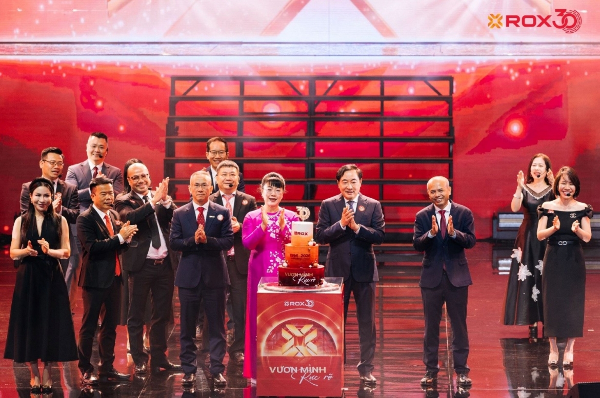 Ban lãnh đạo cùng các cán bộ nhân viên của ROX Group trên sân khấu chúc mừng Tập đoàn tròn 30 tuổi