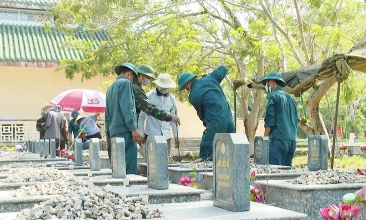 Các đơn vị thực hiện khai quật phần mộ liệt sĩ để lấy mẫu và số hóa thông tin. Ảnh: LS
