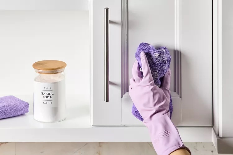Vớt vết bẩn cứng đầu bám dính trên tủ bếp, bạn hãy dùng baking soda (ảnh Thespruce)