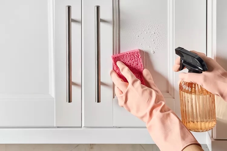 Khu vực gần bếp nấu thường bám dính dầu mỡ nhiều nhất (ảnh Thespruce)