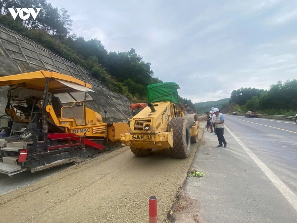 Bộ Xây dựng cảnh báo 4 nhà thầu chậm tiến độ tại dự án mở rộng cao tốc Cam Lộ - La Sơn.