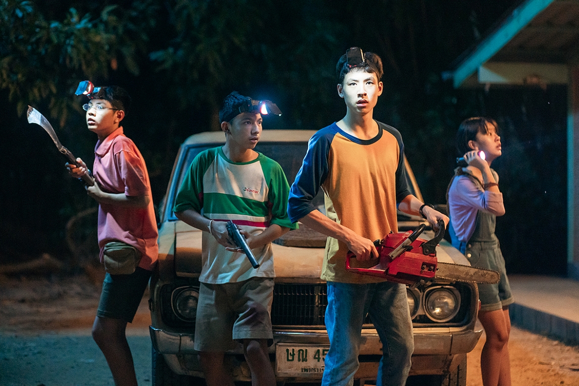 Với chất liệu truyền thuyết dân gian, mô-típ trò chơi bị nguyền rủa cùng dàn diễn viên trẻ của điện ảnh Thái Lan, Đồng Dao Ma Quái hứa hẹn mang đến một câu chuyện sinh tồn giàu kịch tính trên màn ảnh rộng. Đồng Dao Ma Quái (Ghost Board) chính thức khởi chiếu tại các cụm rạp trên toàn quốc từ ngày 3/7/2026.