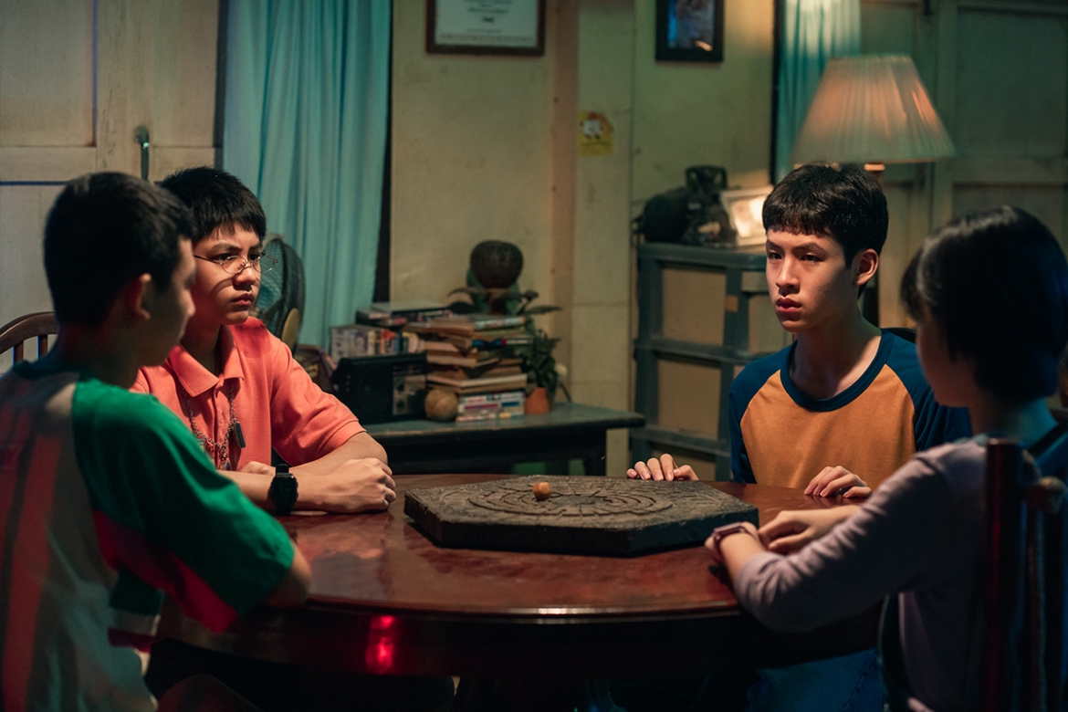 Đồng Dao Ma Quái do do dàn cast tuổi teen nổi tiếng Thái Lan thủ vai.