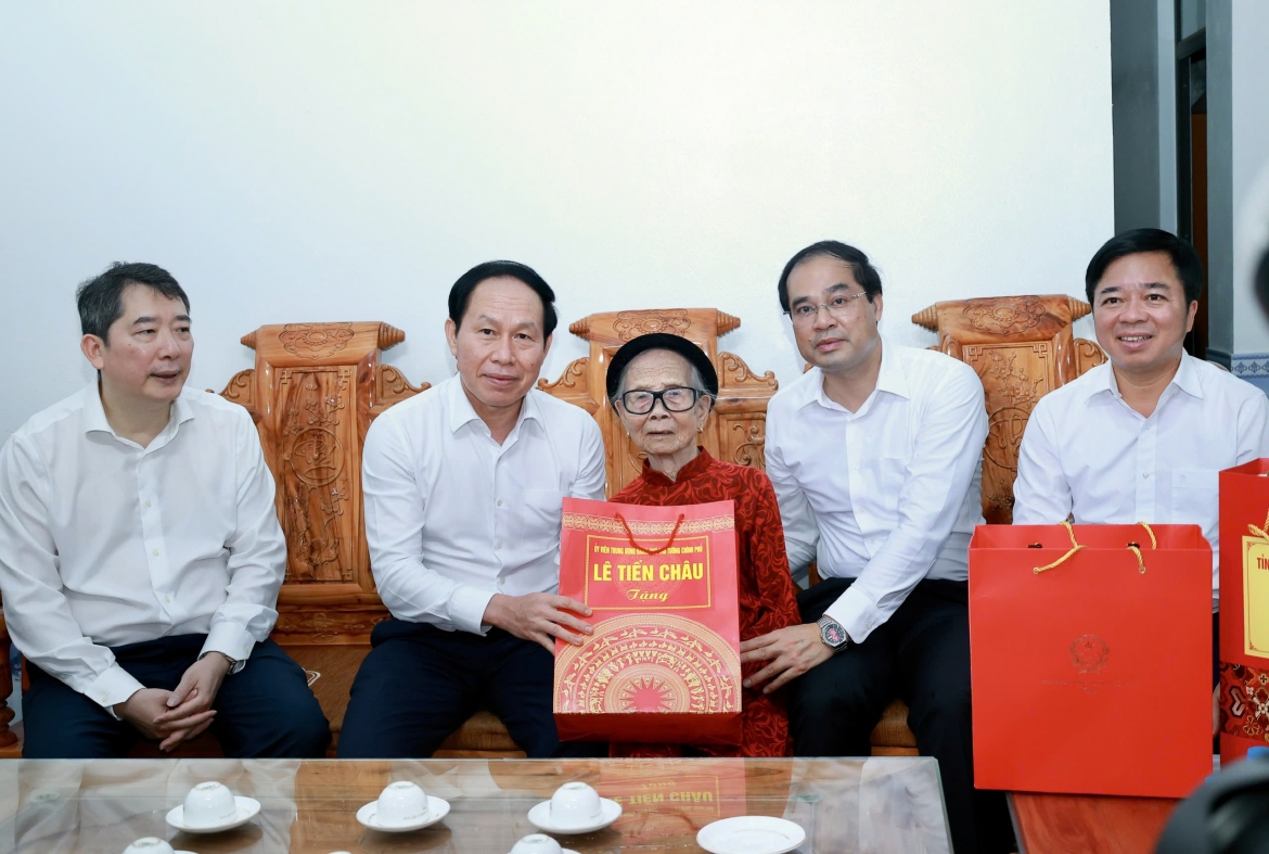 Phó Thủ tướng Lê Tiến Châu cùng lãnh đạo tỉnh Thái Nguyên thăm, tặng quà Mẹ Việt Nam anh hùng Tạ Thị Trần tại tổ dân phố Hảo Sơn 2, phường Vạn Xuân