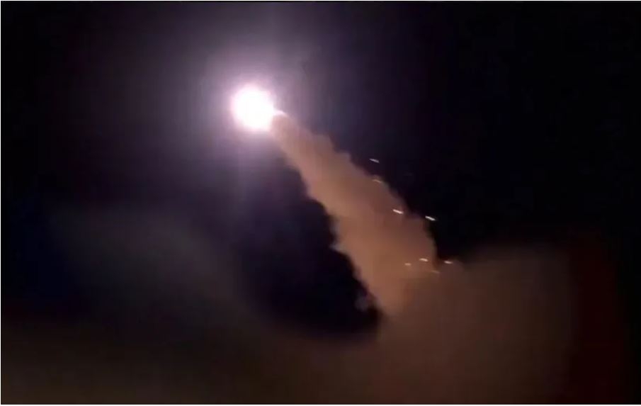 Cuộc tấn công bằng tên lửa và máy bay không người lái vào Kuwait ngày 28/5 (Ảnh: CBS News)