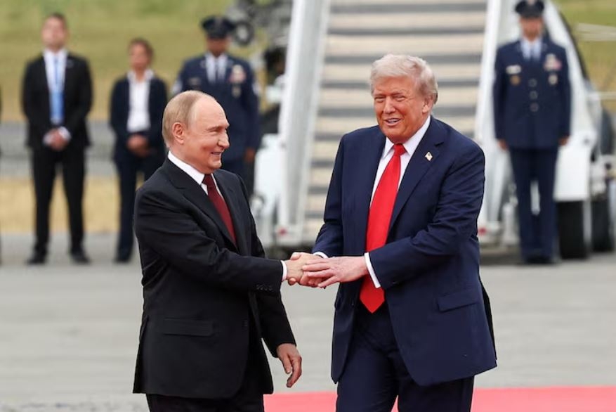 Tổng thống Nga Vladimir Putin và Tổng thống Mỹ Donald Trump (phải). Ảnh: Reuters