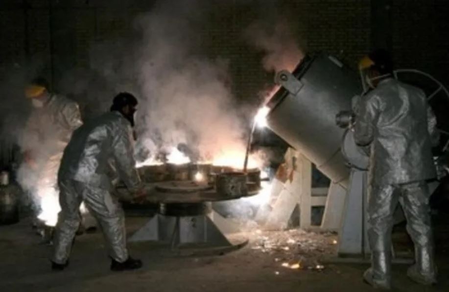 Nhân viên kỹ thuật làm việc tại nhà máy xử lý urani của Iran. Ảnh: Reuters