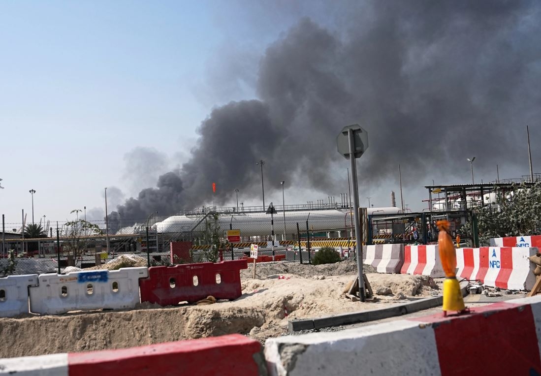 Khói bốc lên sau một cuộc tấn công của Iran vào UAE. Ảnh: AP