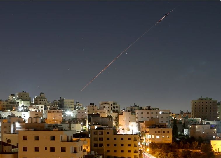 Tên lửa từ phía Iran phóng vào lãnh thổ Israel. Ảnh: Getty