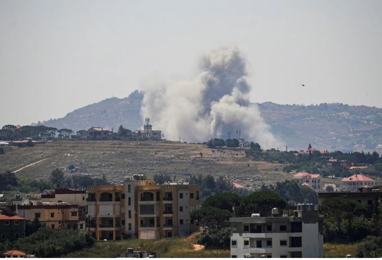 Khói bốc lên ở miền Nam Lebanon sau các đợt tấn công của Israel. Ảnh: Reuters